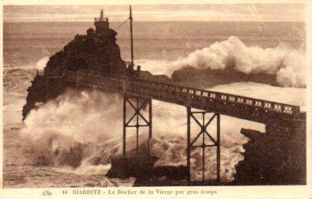 POSTAL PV03747: Biarritz, Le Rocher de la Vierge par gros temps