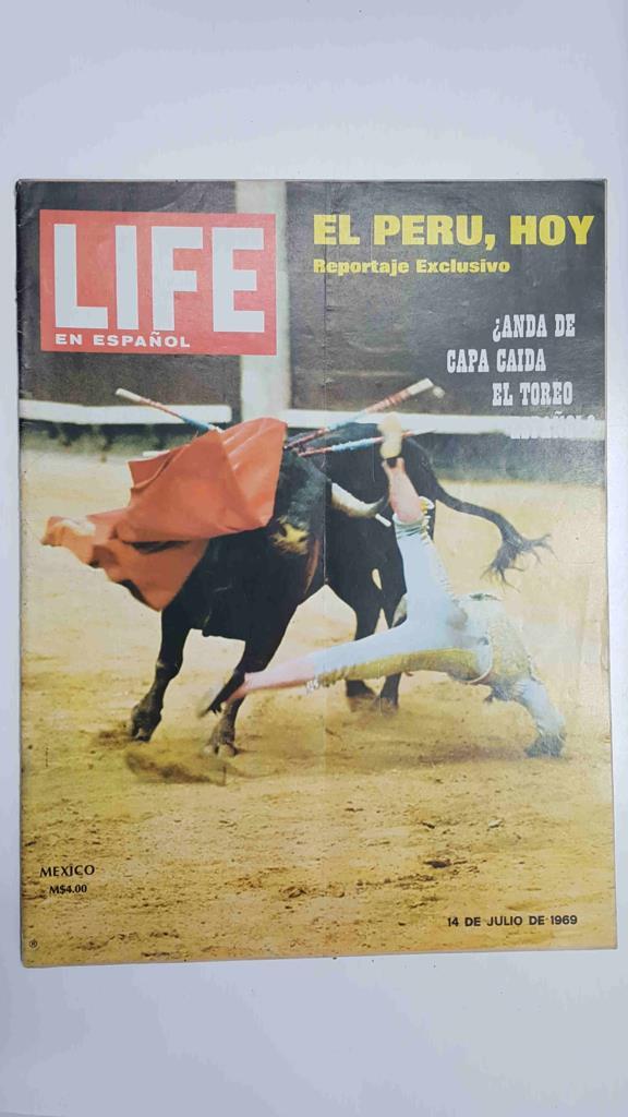 Life en Español, vol. 34 num 1. 14 de julio de 1969 - Portada: el torero Miguel Marquez zarandeado durante las fiestas de San Isidro