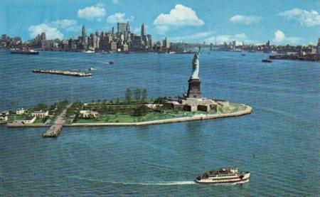 POSTAL PV04253: Lower New York Harbour, Statue of Libertuy and Skyline