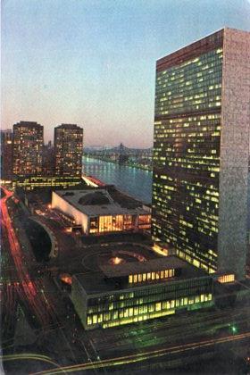 POSTAL PV04798: Evening view of the United Nations Headquaters
