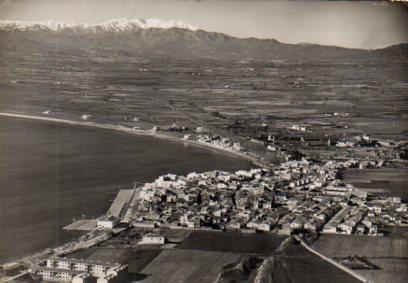 POSTAL PV04792: Rosas vista del pueblo y montañas al fondo
