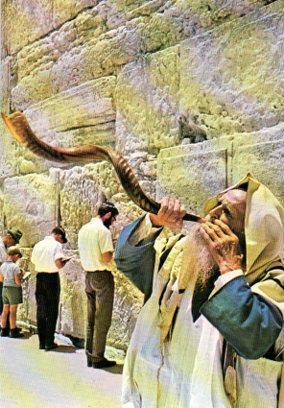 POSTAL PV04693: Blowing the shofar by the wailing wall, Jerusalem