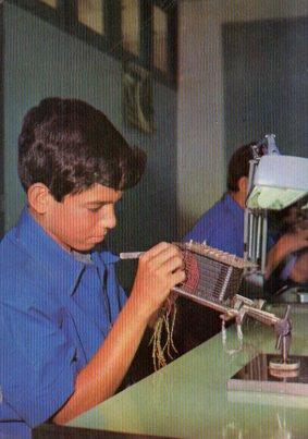 POSTAL PV04708: Niño en Escuela Vocacional V Lenin en La Habana
