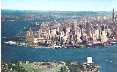 POSTAL PV04309: Air view of Manhattan, New York