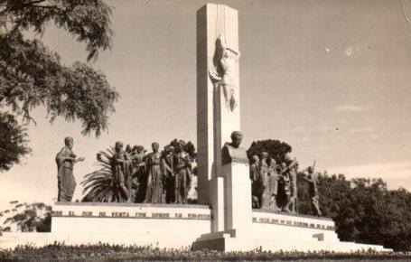 POSTAL PV04429: Monumento a Jose Enrique Rodo en Montevideo