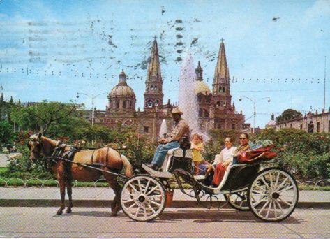 POSTAL PV04459: Calandria frente la Catedral de Guadalajara, Mexico