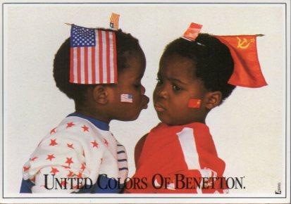 POSTAL PV05125: Publicidad United Colors of Benetton 2 niños con banderas en la cabeza