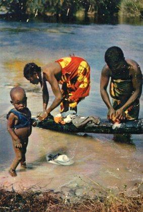 POSTAL PV05902: Afrique en Couleurs, Lessive dans la riviere
