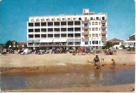 POSTAL A3749: Detalle de la playa de Comarruga