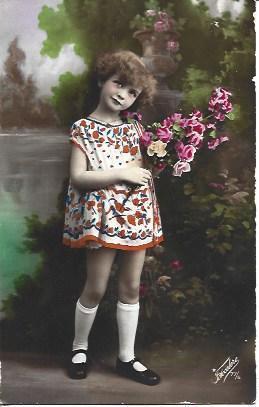 POSTAL A3433: Niña con ramo de flores