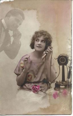 POSTAL A3437: Mujer hablando por telefono
