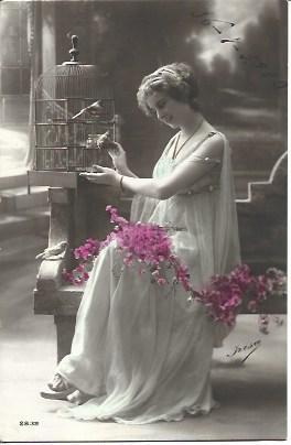 POSTAL A3411: Mujer con jaula de pajaros