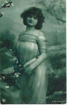 POSTAL A3415: Retrato de mujer con fondo de jardin
