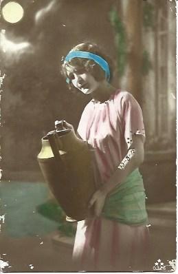 POSTAL A3426: Mujer con cantaro