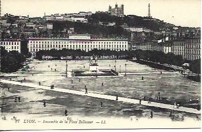 POSTAL A4580: Place Bellecour en Lyon