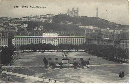 POSTAL A4595: Lyon. Place Bellecour