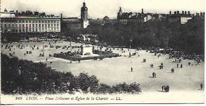 POSTAL A4596: Place Bellecour e iglesia en Lyon