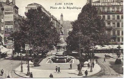 POSTAL A4597: Place de la Republique en Lyon