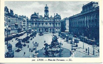 POSTAL A4601: Lyon. Place des Terreaux
