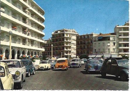 POSTAL A4734: Boulevard du Front de Mer en Canet Plage
