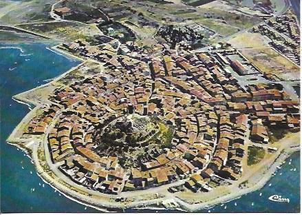 POSTAL A4763: Vista aerea de Gruissan