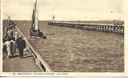 POSTAL A4403: Les Jetees de Deauville