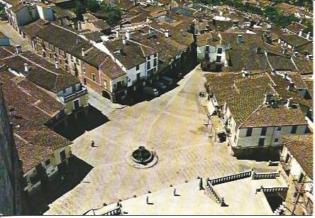 POSTAL A4341: Vista aerea de la antigua plaza Generalisimo en Guadalupe, Caceres