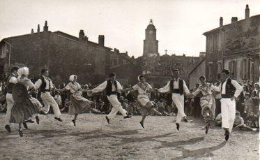 POSTAL PV06637: Saint Tropez, La Farancole Provencale. Collection R. Trouilhet