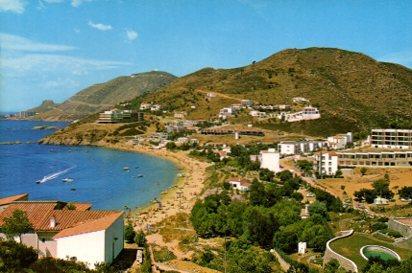 POSTAL PV06704: Vista  de la hermosa playa La Almadraba en Rosas