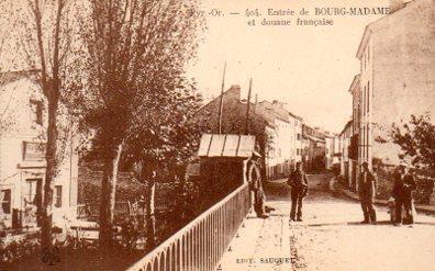 POSTAL PV06482: Entree de Bourg-Madame et douane française