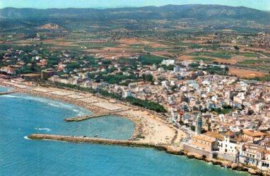 POSTAL PV06737: Sitges vista aerea del pueblo y playa