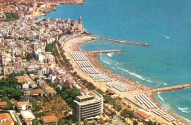 POSTAL PV06738: Sitges vista aerea de la playa, pueblo y hotel Calipolis