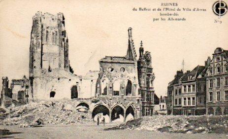 POSTAL PV07008: Ruines du Beffroi et de l'Hotel de Ville d'Arras bombardes par les Allemands