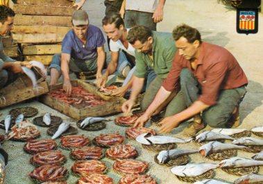 POSTAL PV06807: Preparando el pescado para la subasta en Rosas, Gerona