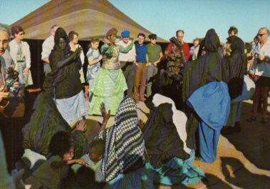 POSTAL PV06817: Baile saharaui a los turistas en Villa Cisneros, Sahara