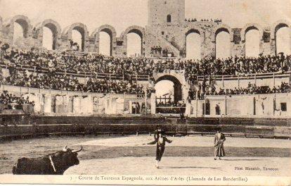 POSTAL PV06102: Course de Taureaux Espagnole, aux Arenes d'Arles (llamada de las banderillas)