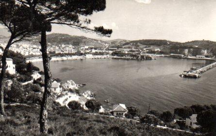 POSTAL PV06235: Vista del espigon y bahia de Rosas, Costa Brava