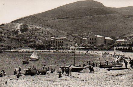 POSTAL PV06244: Paseando por la playa de Port Bou