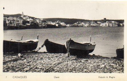 POSTAL PV06262: Barcas en la playa y al fondo vista de Cadaques