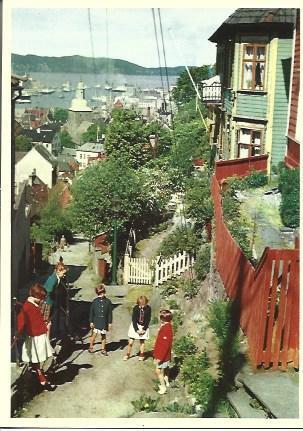POSTAL A5105: Niños en Bergen, Noruega