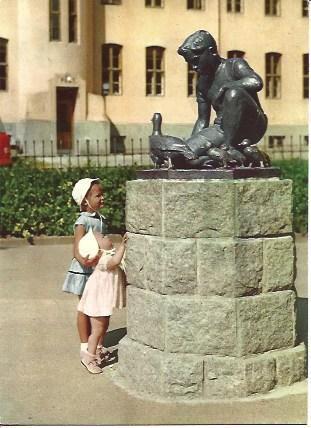 POSTAL A5213: La niña y el pato en Stavenger, Noruega