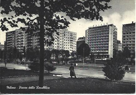 POSTAL A4979: Plaza de la Republica en Milan
