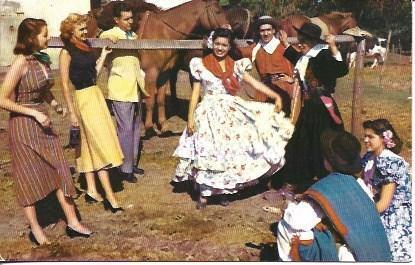 POSTAL A5621: Gauchos y chicas cerca de Buenos Aires