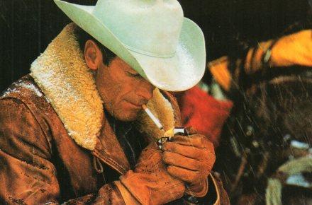POSTAL PV07223: Publicidad Marlboro World. Vaquero encendiendo un cigarro