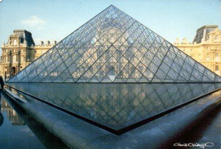 POSTAL PV07109: Pyramide du Louvre, Paris