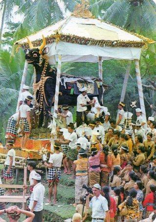 POSTAL PV07096: Cremation, the situation before corpse is burnet, Ubud. Bali