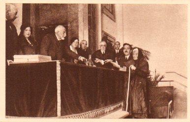 POSTAL PV07584: XXV aniversario de la fundacion del Instituto Nacional de Prevision. El Presidente entregando una libreta en 1932