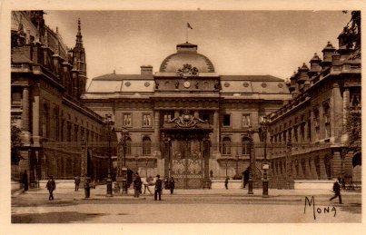 POSTAL PV08162: Le Cour d'honneur, Le Palais de Justice Paris