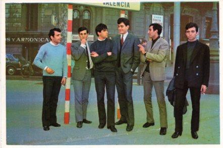 POSTAL PV07856: Los Mustang posando en una calle