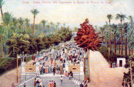 POSTAL PV07891: Paseo de Alfonso XIII esperando la Banda de Musica de Oran, Elche (ver descripcion)